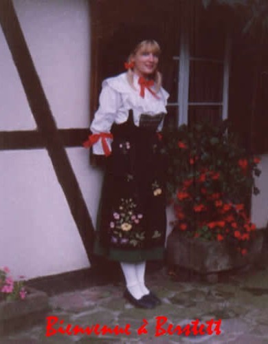 Angèle en costume alsacien - Gite  Alsace Aux Portes de Strasbourg