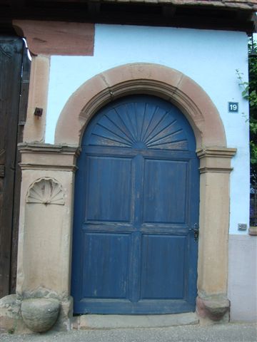 Porte cintrée d'une maison alsacienne à Berstett au nord de Strasbourg
