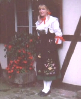 Angèle votre hôte avec le costume traditionnel protestant de Berstett
